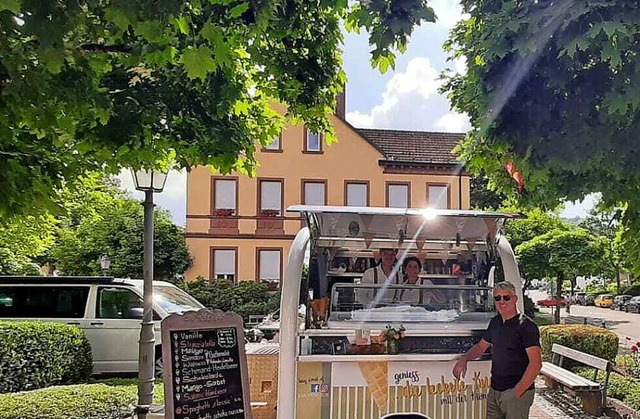 Am Kollnauer Rathaus gibt es jetzt samstags Eis.   | Foto: Krone Bombach