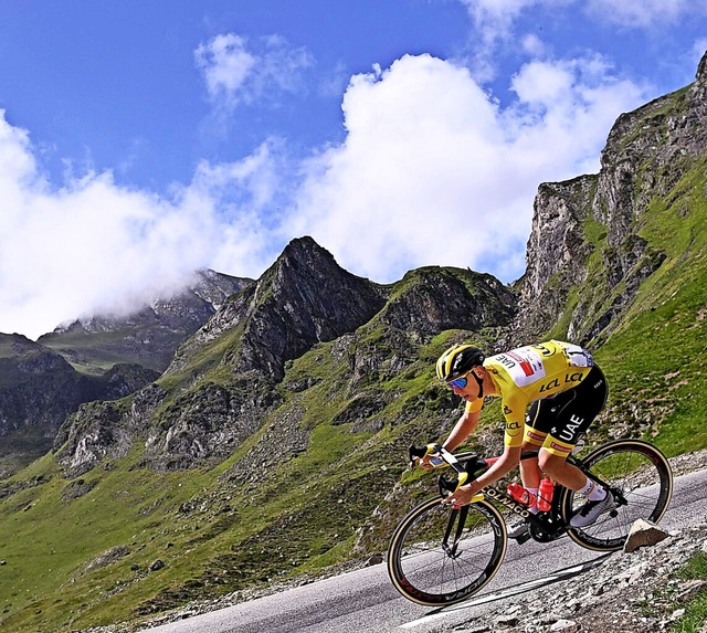 Tadej Pogacar fhrt schier unaufhaltsa...tsieg bei der Tour de France entgegen.  | Foto: ANNE-CHRISTINE POUJOULAT (AFP)