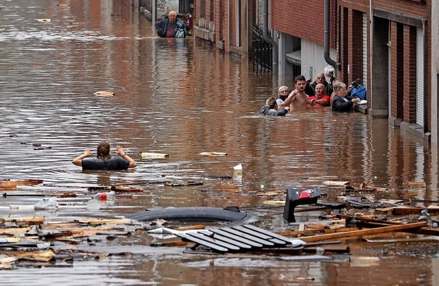 Im belgischen Lttich wurden die Mensc...hren Husern in Sicherheit zu bringen.  | Foto: BRUNO FAHY (AFP)