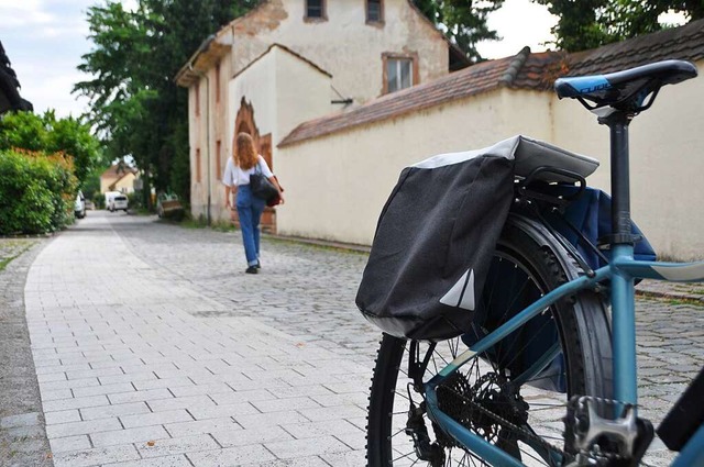 Auch Radfahrer werden den Verbundstein...en, die nicht mehr so gut zu Fu sind.  | Foto: Daniel Gramespacher