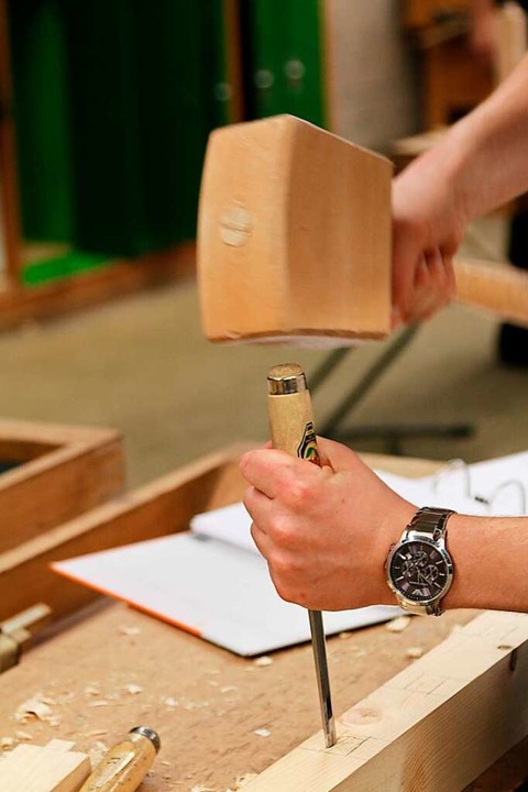 Mit Hammer und Meiel arbeiten  Zimmerer am Werkstck.  | Foto: Katharina Bartsch