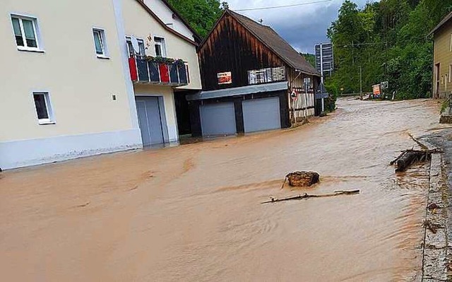 Die Grimmelshofener Ortsdurchfahrt wurde durch die Wassermassen berflutet.   | Foto: Agnes Kaiser