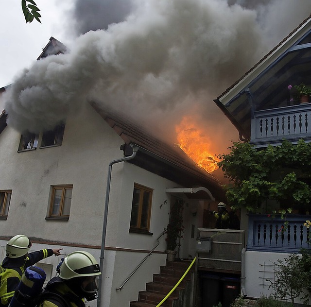 Schwerer Einsatz damals fr die Mllhe...Brandes auf Nachbargebude verhindern.  | Foto: Volker Mnch