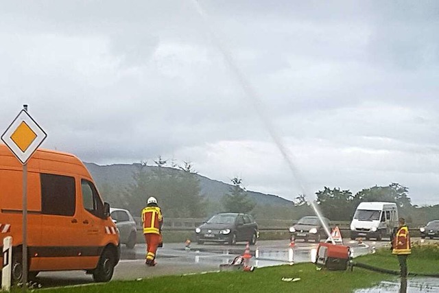 Zu Verkehrsbehinderungen auf der B34 k...er Golfwelt Hochrhein abpumpen musste.  | Foto: Axel Kremp