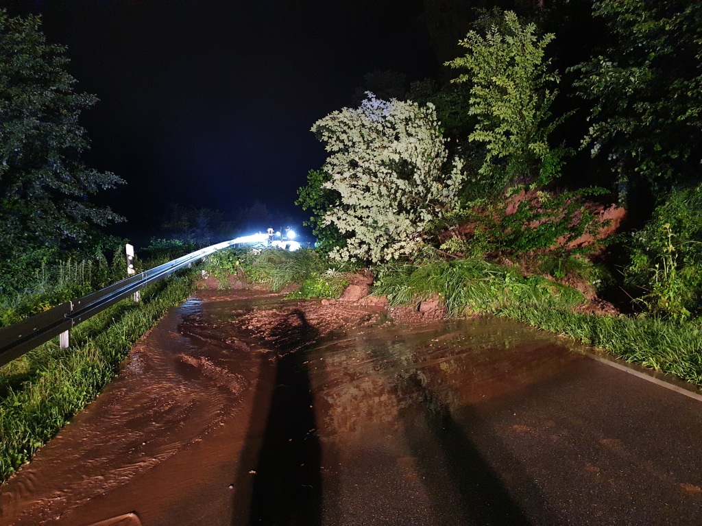 Hangrutsch  an der L 125   zwischen  Steinen