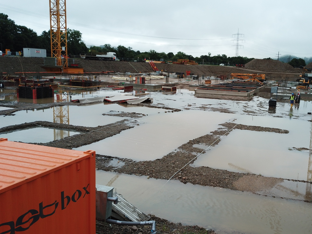 Die Baustelle des Zentralklinikums steht ebenfalls unter Wasser.