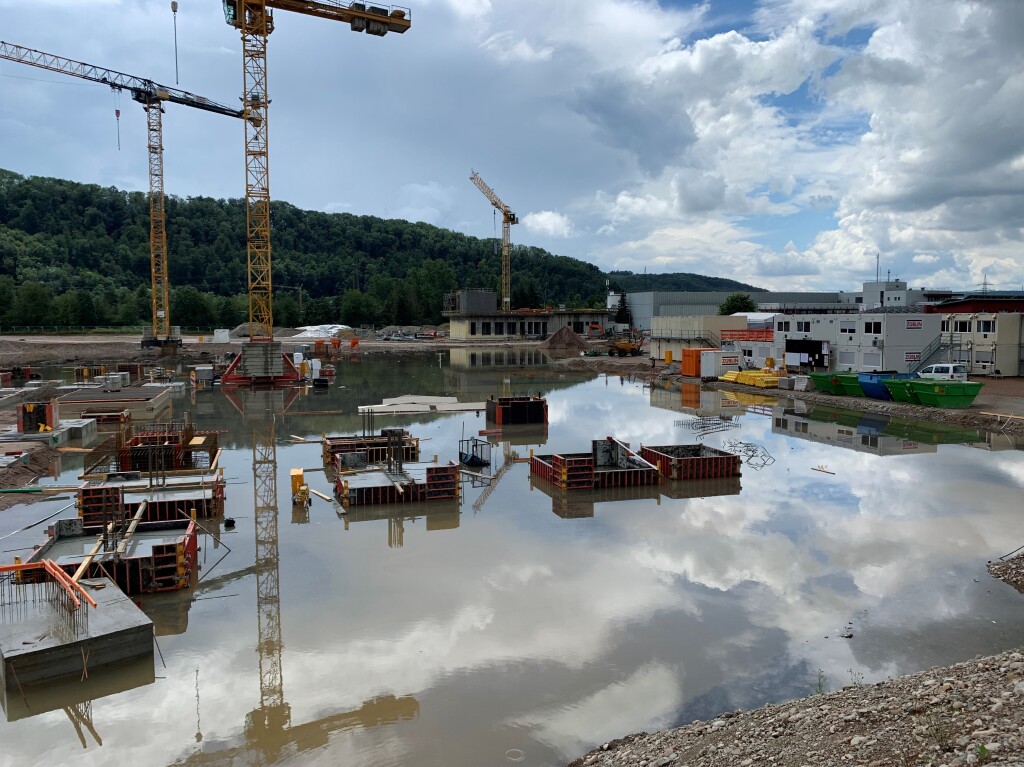 Die Baustelle des Zentralklinikums steht ebenfalls unter Wasser.