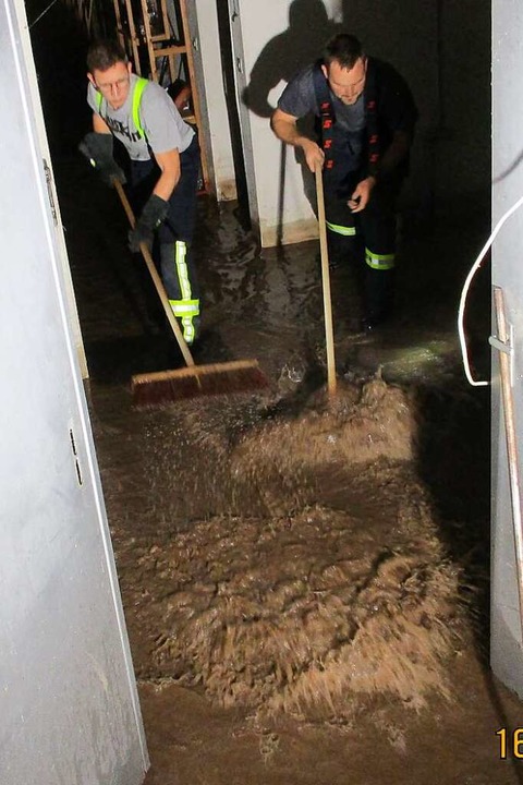 Die Feuerwehr half, Keller vom Wasser zu befreien.  | Foto: feuerwehr schuttertal