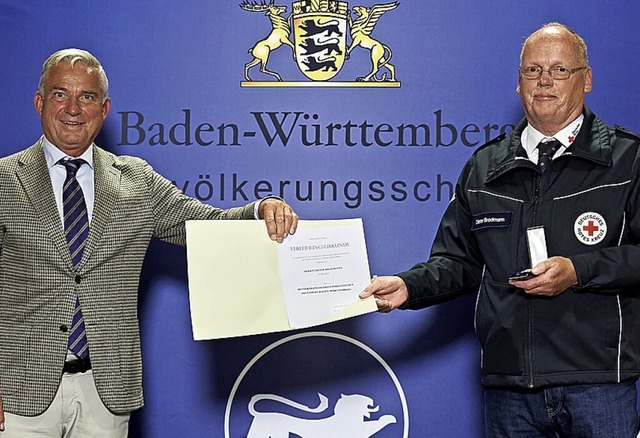 Dieter Brodmann aus St. Blasien erhlt...l das Bevlkerungsschutz-Ehrenzeichen.  | Foto: Steffen Schmid (Innenministerium Baden-Wrttemberg)