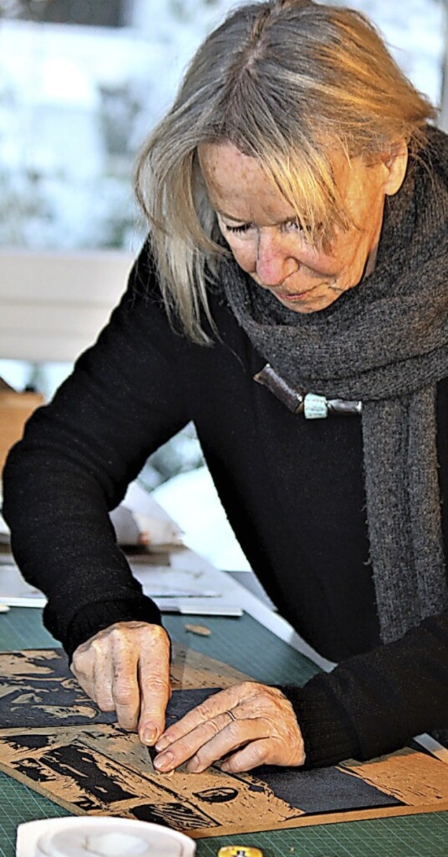 Michaela Hhlein-Dolde beim Herstellen einer Druckplatte  | Foto: Eva Buchholz