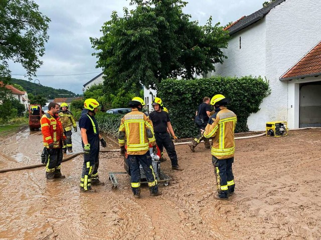 Feuerwehrmnner aus dem Kreis Emmendin...pflzischen Ralingen einen Keller aus.  | Foto: Feuerwehr