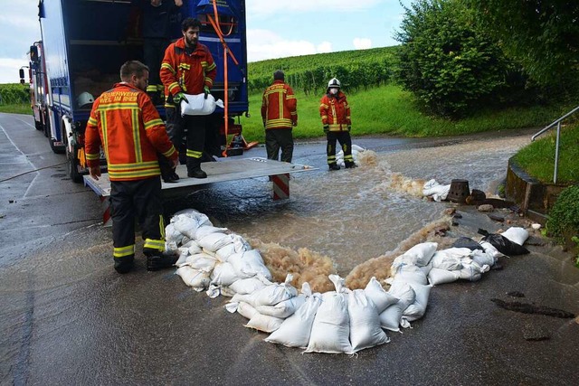 Das THW versorgte die Feuerwehr mit Sandscken.  | Foto: Hannes Lauber