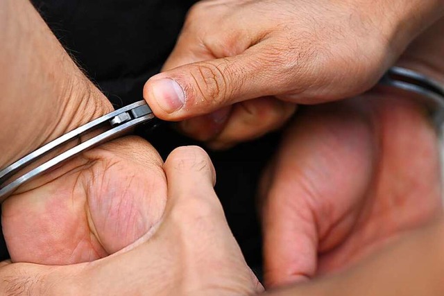 Der Verdchtige leistete bei der Festnahme Widerstand (Symbolbild).  | Foto: Jonas Hirt