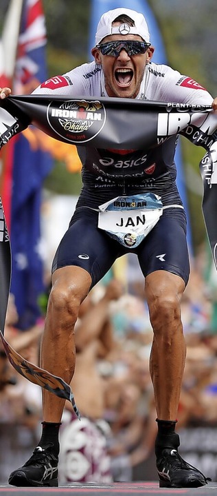 Jan Frodeno nach seinem Sieg bei der Ironman-WM 2019.  | Foto: Marco Garcia (dpa)