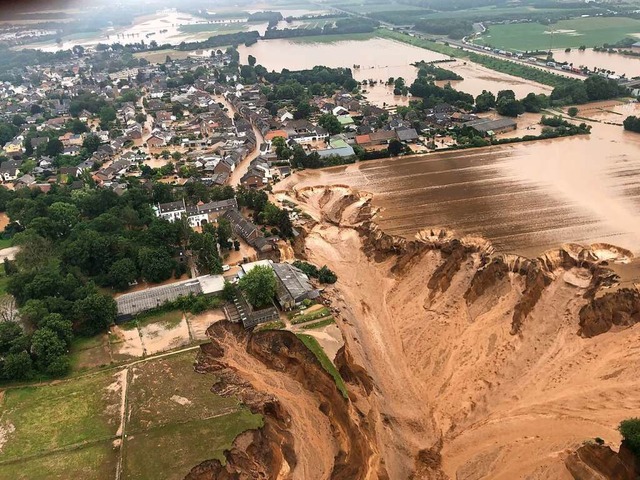 Ein Foto der Bezirksregierung Kln zei...berschwemmungen in Erftstadt-Blessem.  | Foto: Rhein-Erft-Kreis (dpa)