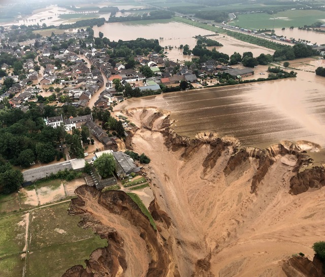 Aus der Luft zeigt sich das ganze Ausma der Katastrophe in Erftstadt-Blessem.  | Foto: Rhein-Erft-Kreis (dpa)