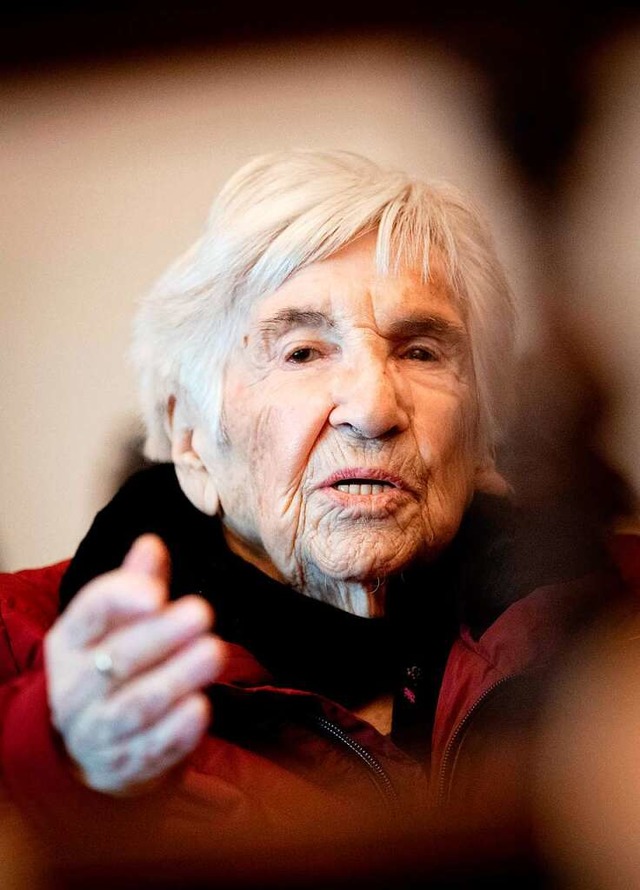 Sie erzhlte bis kurz vor ihrem Tod vo...u durchgemacht hatte: Esther Bejarano.  | Foto: CHRISTIAN CHARISIUS (AFP)