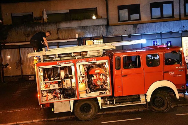 Kurz vor Mitternacht beenden die Lrracher Feuerwehrmnner ihre Einstze.  | Foto: Jonas Hirt