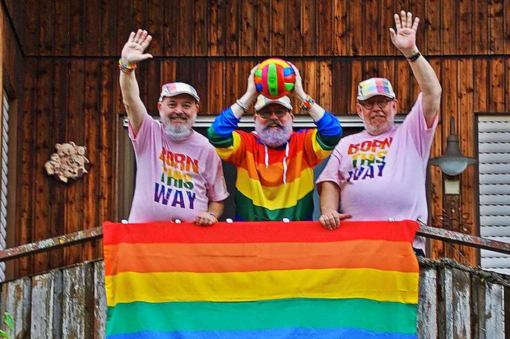 Where in Breisgau is a sign made with the rainbow flag?  – Denzlingen