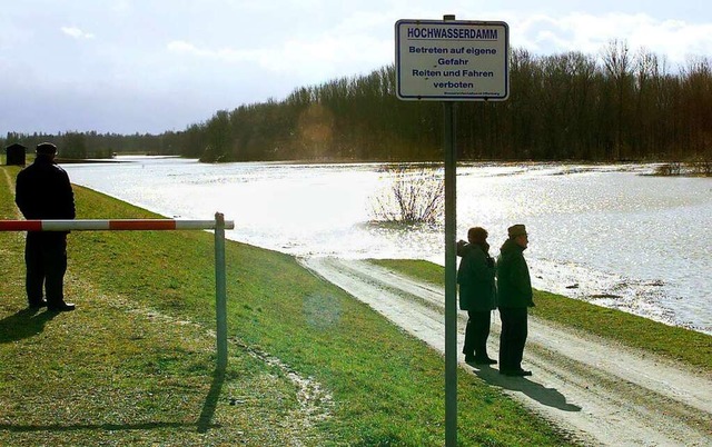 Mit Rckhaltebecken - unser Bild entst...rhein den Hochwasserschutz verbessern.  | Foto:  DPA Deutsche Presse-Agentur GmbH