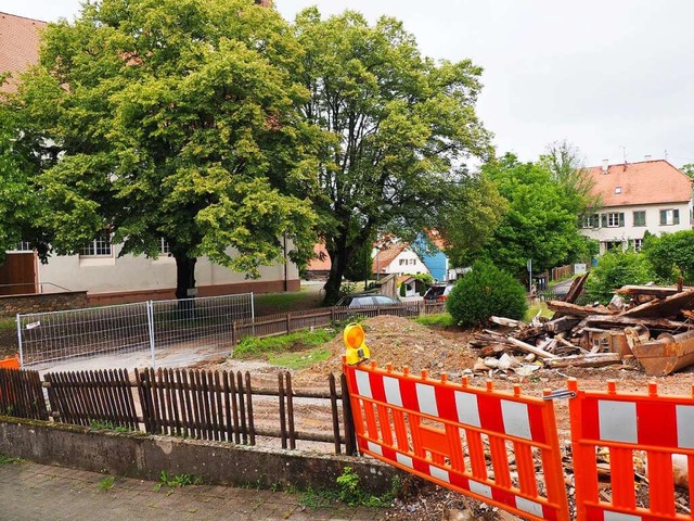 Gegenber der Kirche (links hinter den...werden in Binzen Mietwohnungen gebaut.  | Foto: Herbert Frey