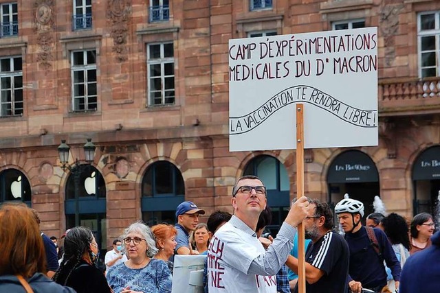 Ein Demonstrant in Straburg. Auf sein...rationslagers Auschwitz angelehnt ist.  | Foto: Nckles, Brbel