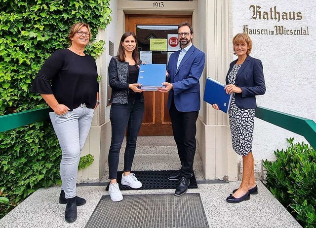 Alexandra Diewald und Anna Berger von ...mtsleiterin Andrea Kiefer (von links).  | Foto: Gemeinde Hausen