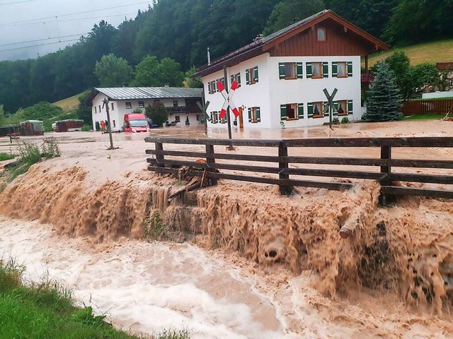 Der Landkreis Berchtesgadener Land hat...ssers den Katastrophenfall ausgerufen.  | Foto: Kilian Pfeiffer (dpa)