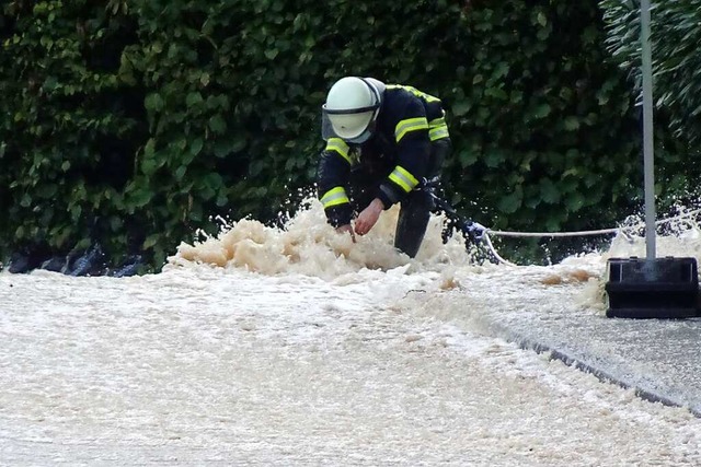 Die Unwetter am Freitag waren fr die Lrracher Feuerwehr eine Herausforderung.  | Foto: Helmut Porsche