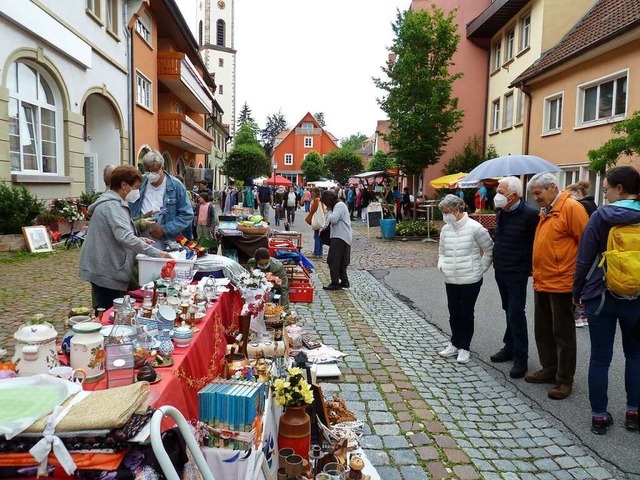 Mit Abstand schauten sich die Besucher die ausgestellte Ware an.  | Foto: Heidrun Simoneit