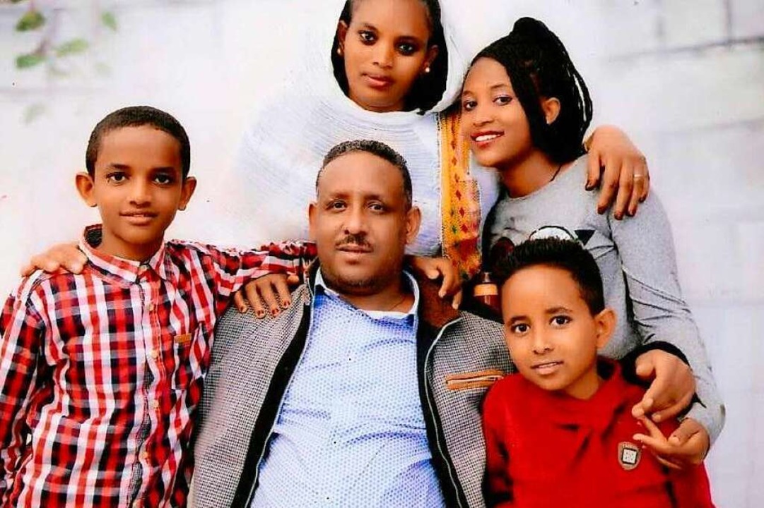 Kiros Mehari mit seinen Kindern in Adis Abeba im Juni 2019.  | Foto: Privat