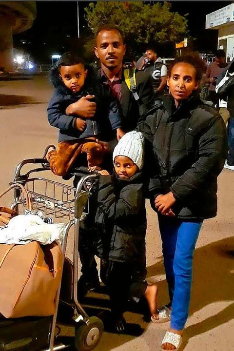 Teklu Weldegabr traf seine Familie 2019 am Flughafen in Adis Abeba.  | Foto: Privat
