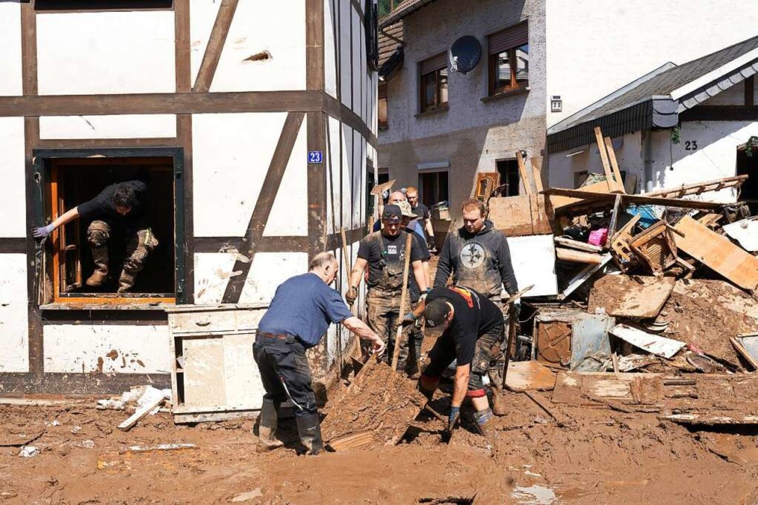 Im kleinen Ort Schuld im Ahrtal laufen die Aufrumungsarbeiten auf Hochtouren.  | Foto: Thomas Frey (dpa)
