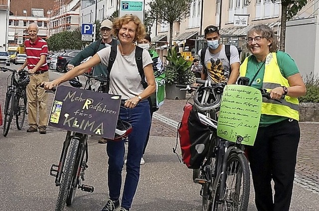 Grnen-Politikerinnen Petra Thyen (vor...a Maier (rechts) mit Demonstrierenden.  | Foto: suedkurier