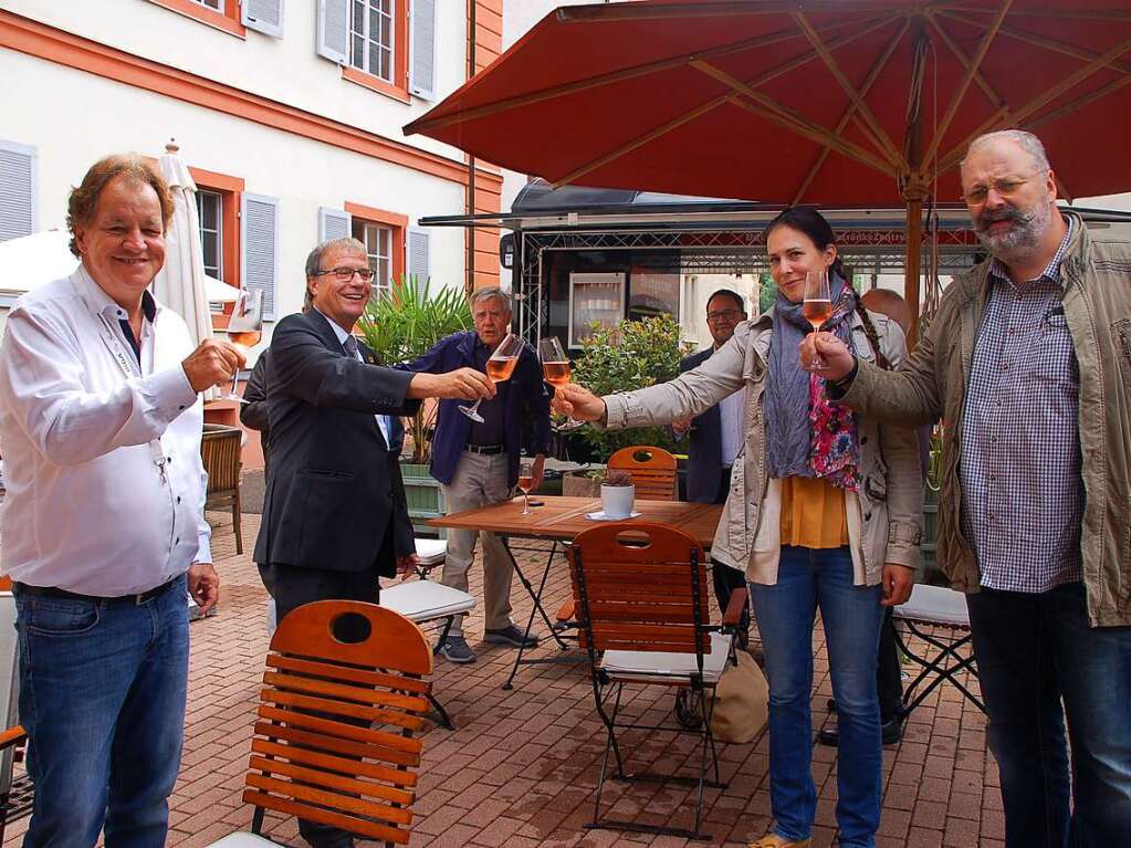 Stoen gerne auf die 18. Diga und eine gute Zusammenarbeit an (von links): Organisator Dieter Maier, Oberbrgermeister Klaus Eberhardt und die neuen Besitzer von Schloss Beuggen, Franziska Tanner und Alexander Schwabe.