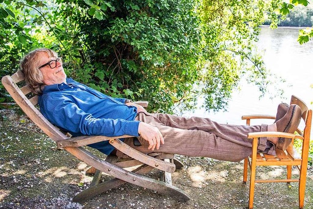 Helge Schneider entspannt in Ruhestand...uerdenker regen ihn trotzdem noch auf.  | Foto: Caroline Seidel (dpa)