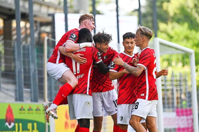 SC-Spieler Raphael Assibey-Mensah bejubelt mit seinen Kollegen das 3:0.  | Foto: SC Freiburg/Achim Keller