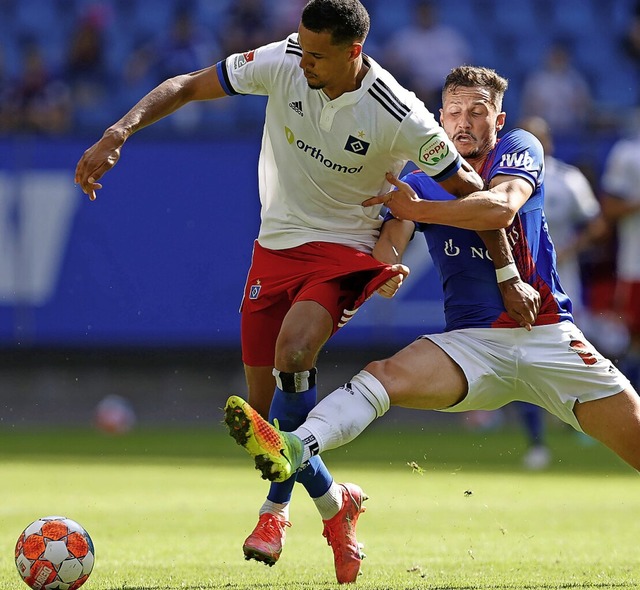 Einen Schritt voraus: Hamburgs  Robert Glatzel  gegen Basels  Taulant Xhaka  | Foto: ABS Michael Schwarz via www.imago-images.de