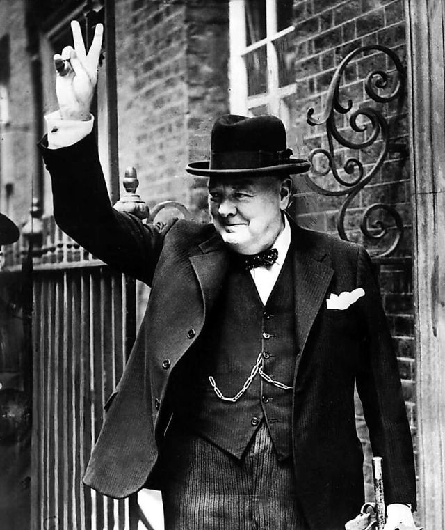 Der britische Premierminister Winston ... das fr ihn typische Victory-Zeichen.  | Foto: Handout (dpa)