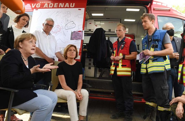 Kanzlerin Angela Merkel und Malu Dreye...nwetter schwer getroffenen Ort Schuld.  | Foto: CHRISTOF STACHE (AFP)