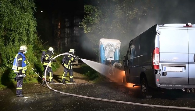 Die Feuerwehr lschte den Fahrzeugbrand.  | Foto: Wolfgang Knstle