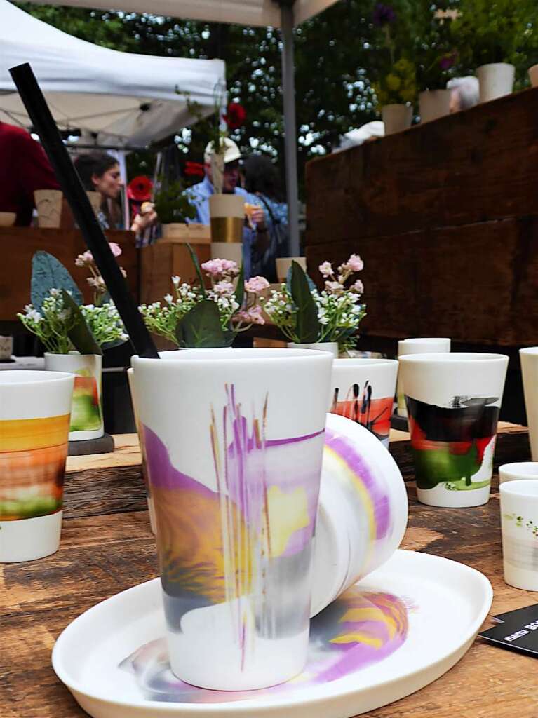 Nach langer Corona-Pause waren Besucher und Beschicker gleichermaen froh, wieder einmal das vielfltige Angebot beim 26. Kunsthandwerkermarkt auf dem Schladerer-Platz in Staufen prsentieren und genieen zu knnen.