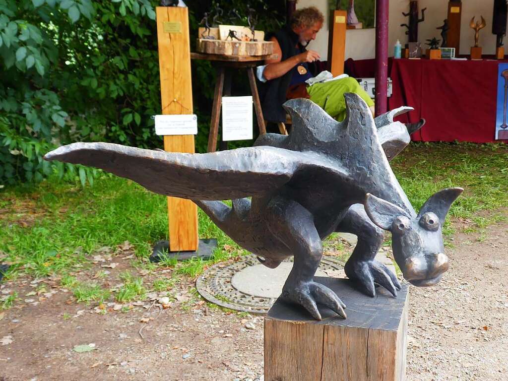 Nach langer Corona-Pause waren Besucher und Beschicker gleichermaen froh, wieder einmal das vielfltige Angebot beim 26. Kunsthandwerkermarkt auf dem Schladerer-Platz in Staufen prsentieren und genieen zu knnen.