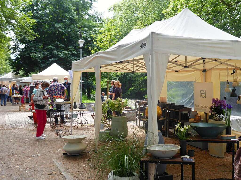 Nach langer Corona-Pause waren Besucher und Beschicker gleichermaen froh, wieder einmal das vielfltige Angebot beim 26. Kunsthandwerkermarkt auf dem Schladerer-Platz in Staufen prsentieren und genieen zu knnen.