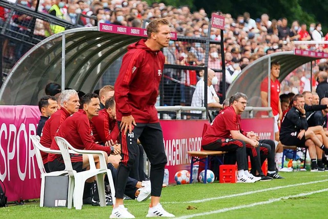 Julian Nagelsmann (vorn ) gab am Samst...bt auf der Trainerbank des FC Bayern.  | Foto: Reinhardt
