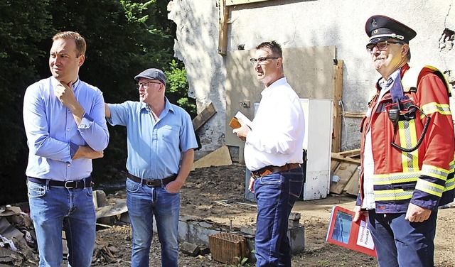 Begutachten die Hochwasserschden in G... Gesamtwehrkommandant Gerhard Pfeifer.  | Foto:  Yvonne Wrth