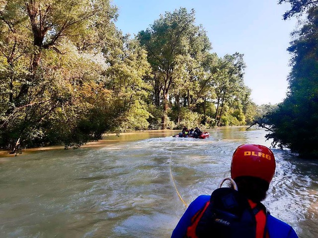 Zu einem Rettungseinsatz am Altrhein k...gen eines gestrandeten Schlauchbootes.  | Foto: Feuerwehr Rheinhausen