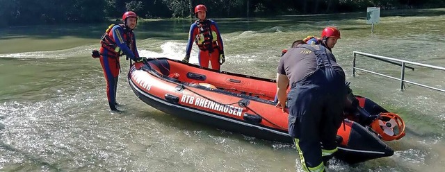 Einsatzkrfte der Feuerwehr Rheinhause...gnachmittag im Taubergieen zu Wasser.  | Foto: Feuerwehr Rheinhausen