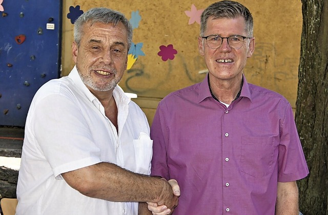 Schulamtsdirektor Rudolf Schick (rechts) verabschiedet Steffen Huber.  | Foto: Reinhard Herbrig