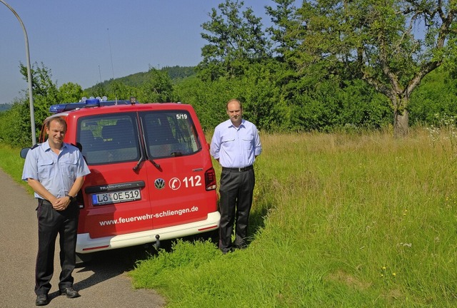 Die Kommandanten vor dem Grundstck de...links) und Stefan Graf (Niedereggenen)  | Foto: Martin Pfefferle